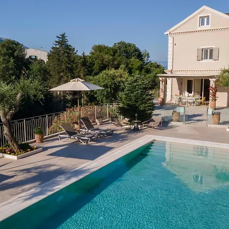 Luxury Breeze With Private Pools Villa