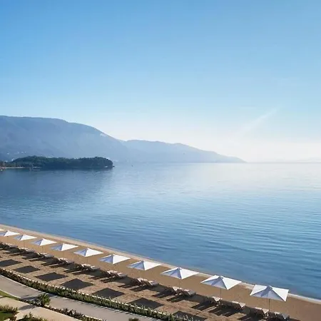 Luxury Breeze With Private Pools *